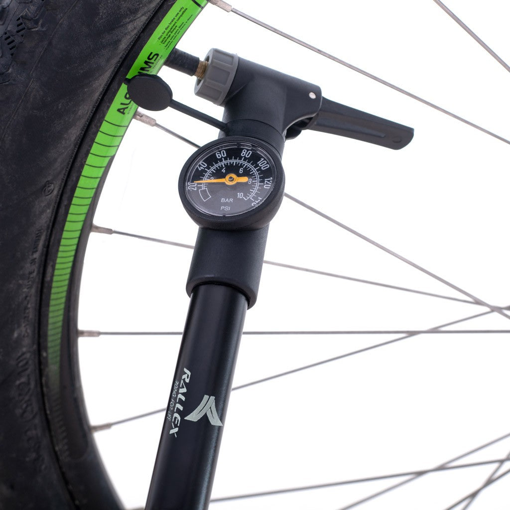 Pompe à vélo avec manomètre